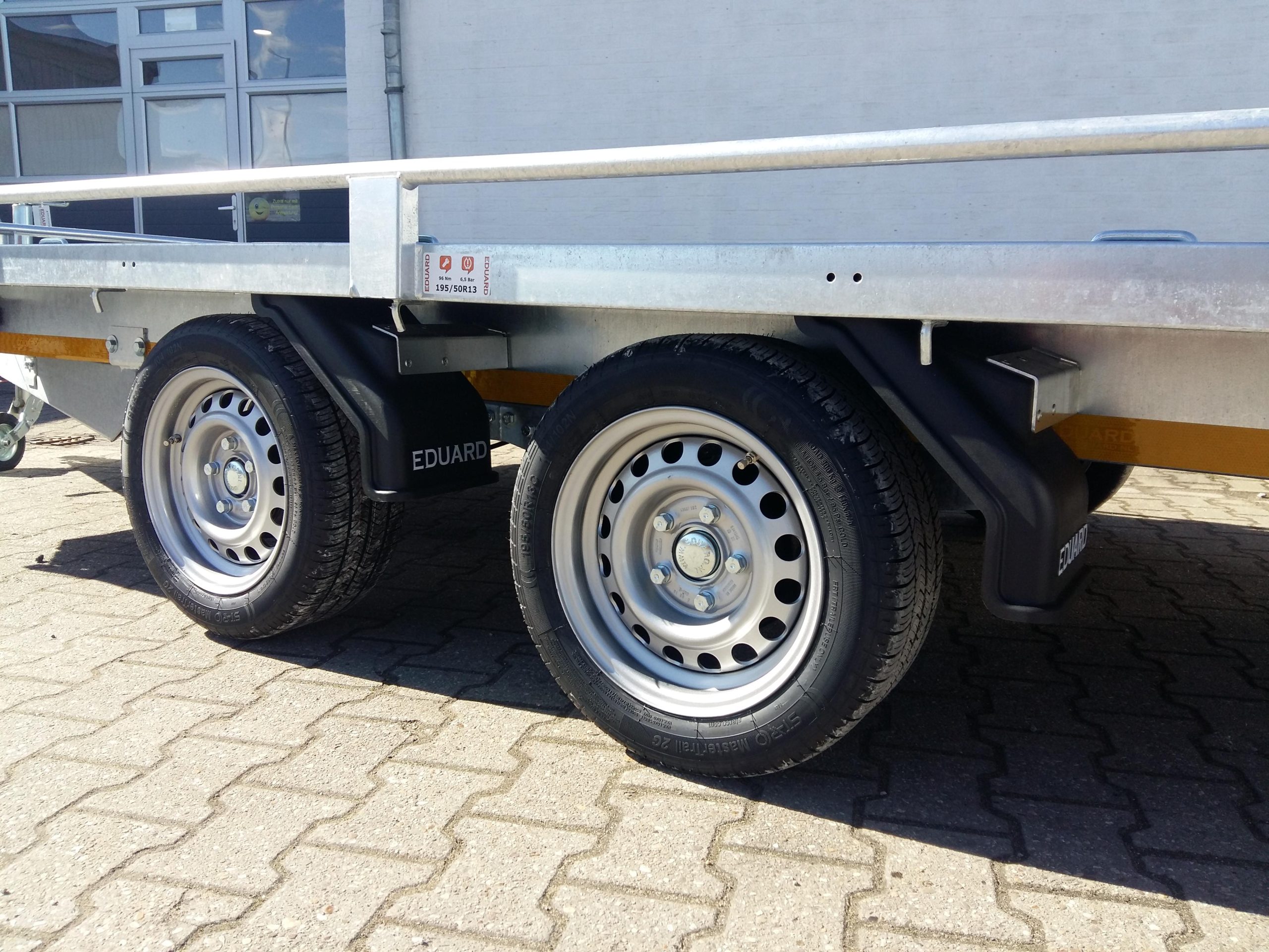40199-11496-scaled-1.jpg Auto Transporter Atlas 406x200cm Reling Winde Rampen 13″ niedrig Fahrwerk (XL) 2700kg – Image 1