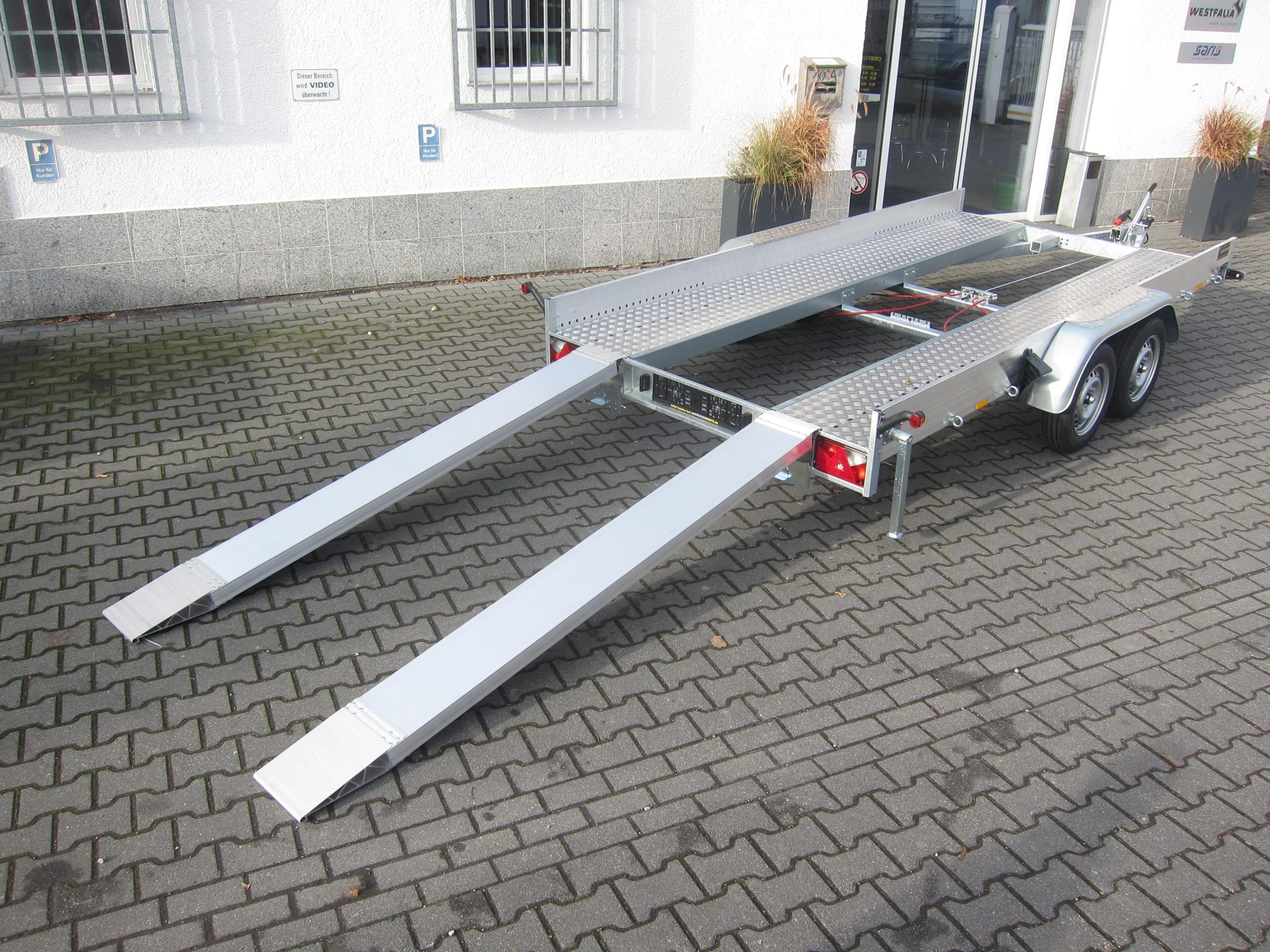 45053-11009-1-scaled-1.jpg Anssems AMT ECO 1500 light 400x188x18cm (XL) Alurampen 1500kg Wohnmobilanhänger April Aktion – Image 1