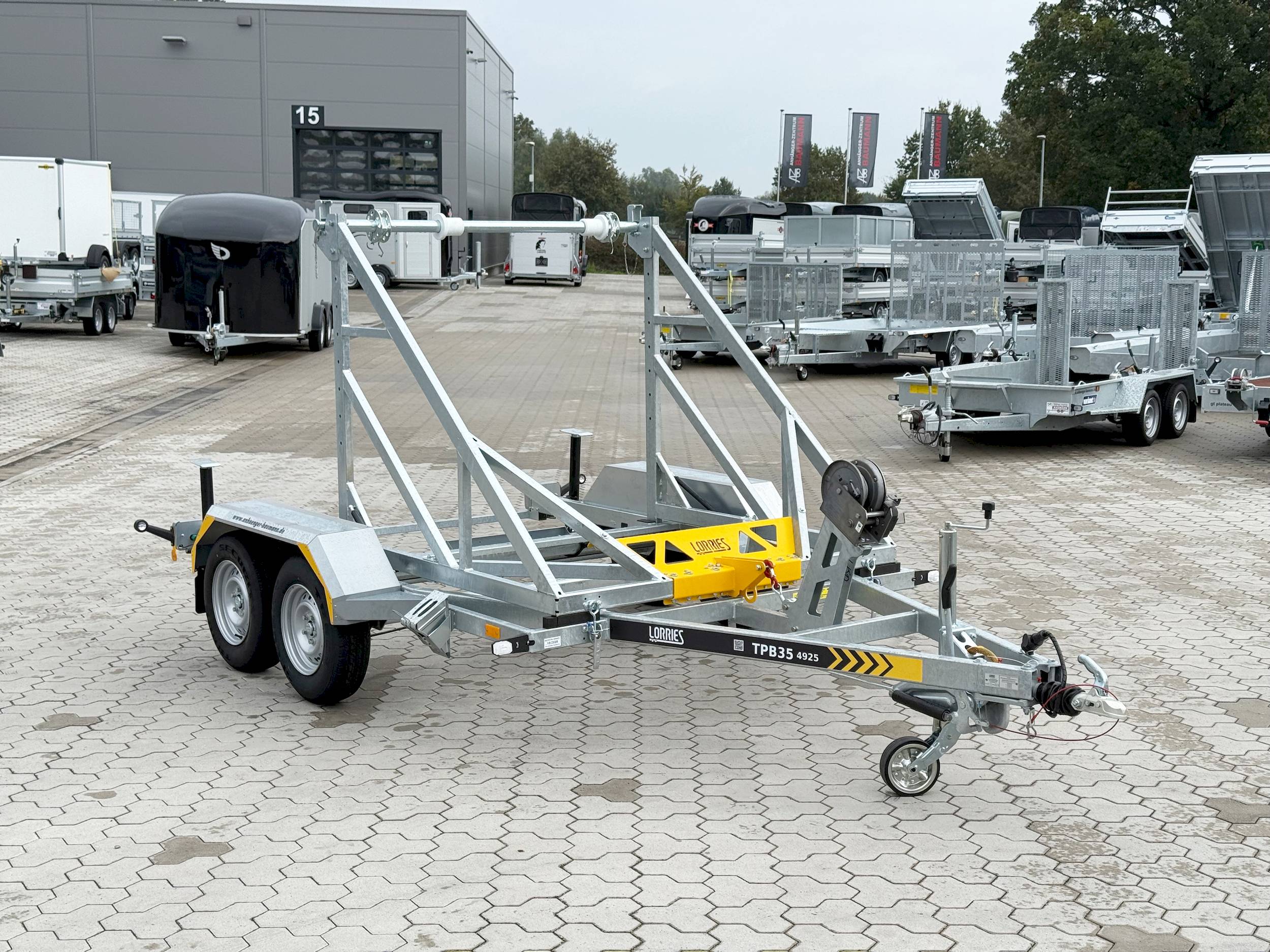 LKW-Anhänger TPB35-4925 | Manuelle Seilwinde 280 × 165 cm, 3.500 kg, Seiltrommelhalterung
